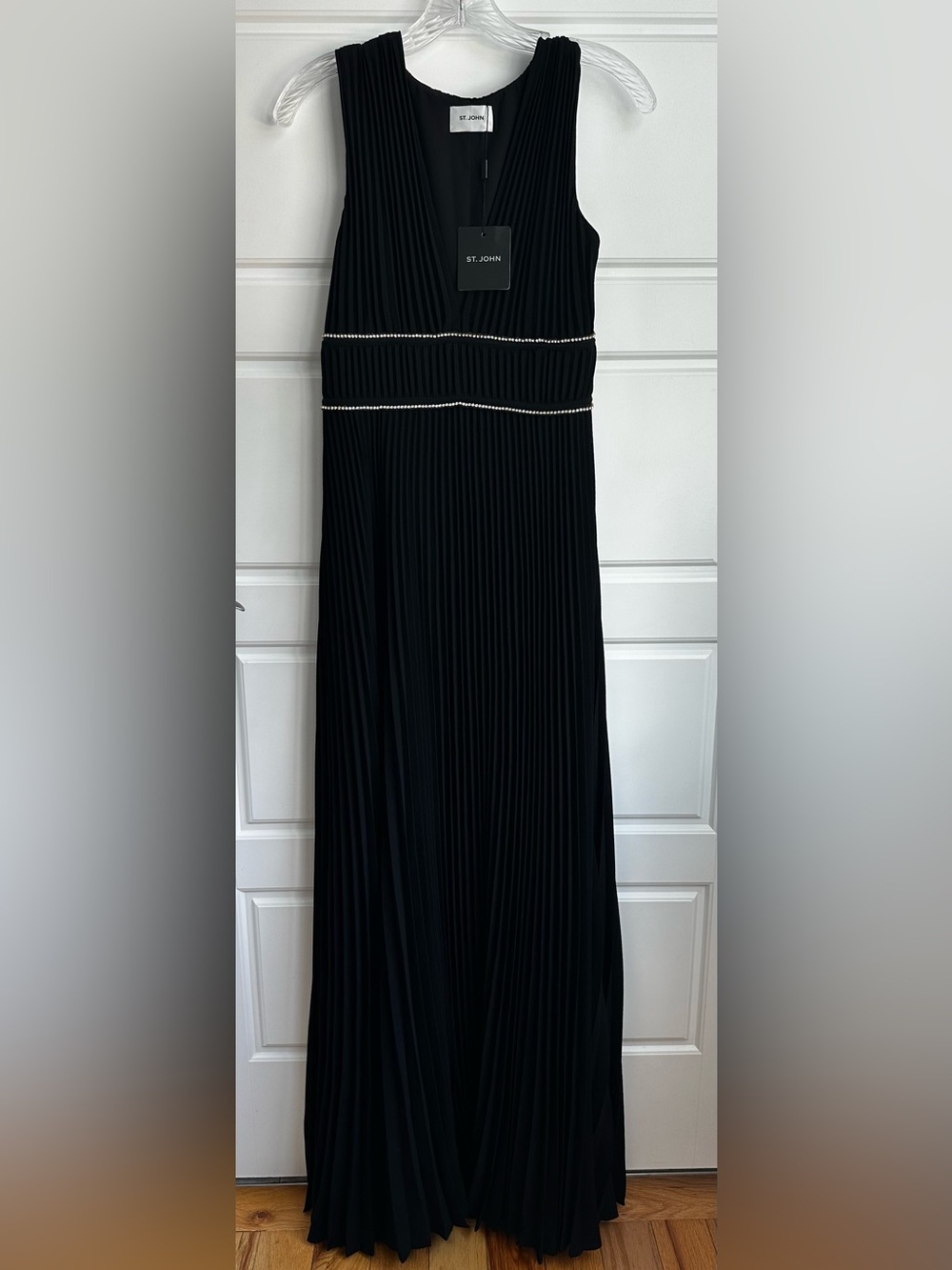 St. John NWT V-Neck Pleated Gown Size 6